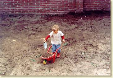 20060624-01 Het laatste zand gaat uit de tuin